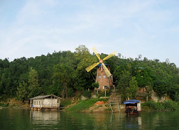 Thung Nai còn nổi tiếng với nhà nghỉ cối xay gió